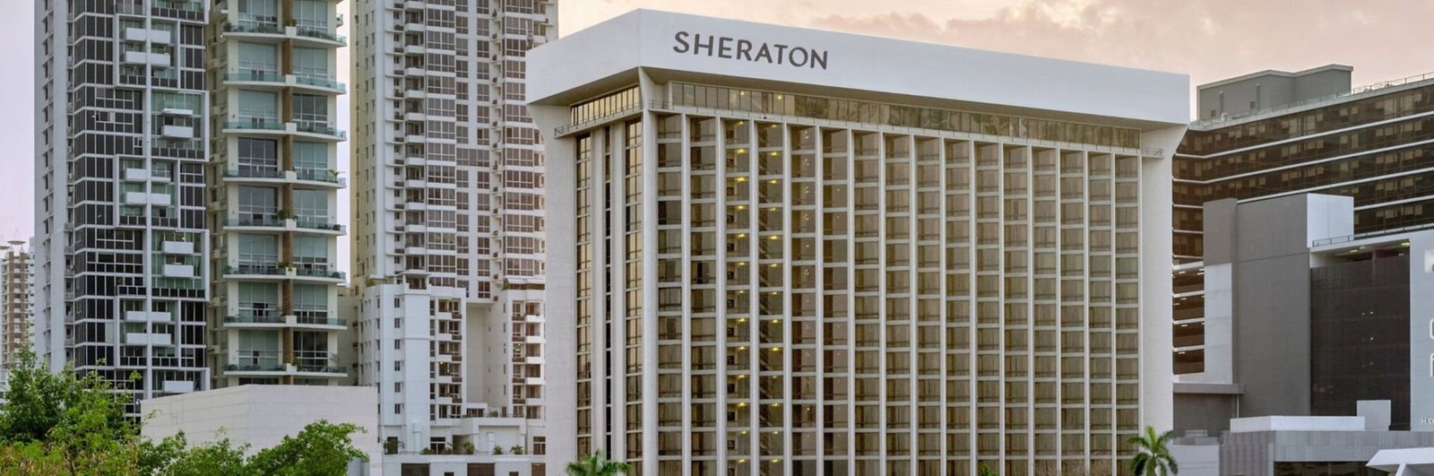 Sheraton Grand Panamá — fachada exterior con cartel SHERATON